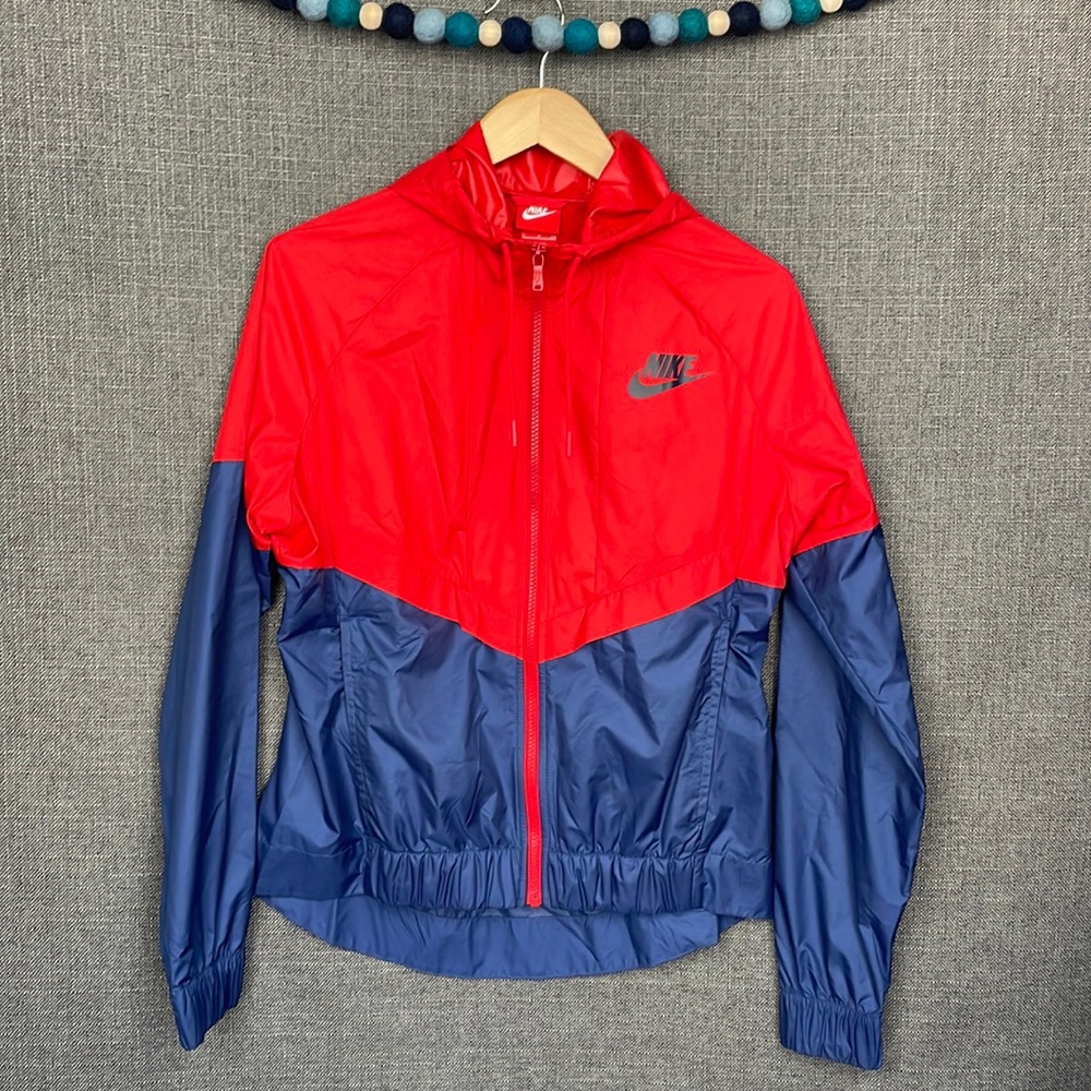 Nike Windbreaker Red and Blue Size S Classic Lightweight Retro Timeless Like New